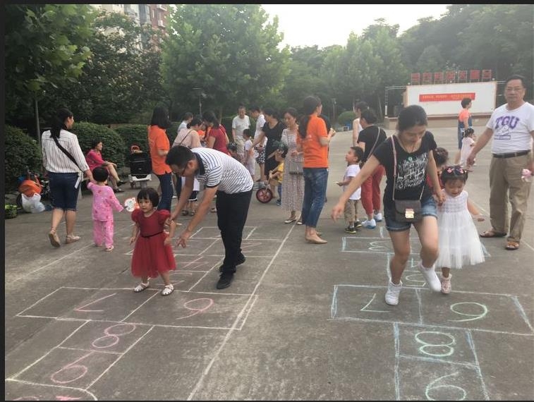 Most people playing hopscotch simultaneously: 7,957 people played hopscotch together in China in 2019